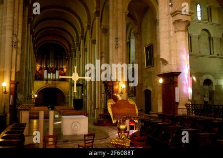 Cattedrale di Saint-Apollinaire, Vista interna, Valence, Drome, Francia Foto Stock