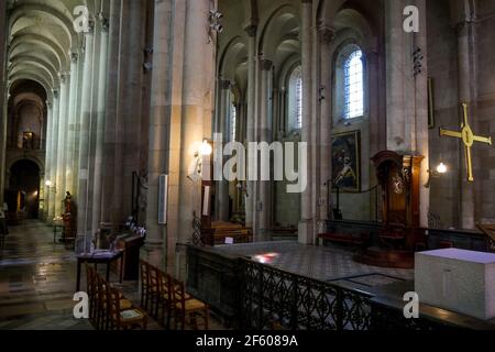 Cattedrale di Saint-Apollinaire, Vista interna, Valence, Drome, Francia Foto Stock