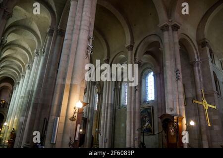 Cattedrale di Saint-Apollinaire, Vista interna, Valence, Drome, Francia Foto Stock