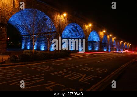 Viadotto ferroviario, Kilmarnock, Ayrshire, Scozia, Regno Unito. 18 marzo 2021 il viadotto ferroviario Kilmarnock illuminato, conosciuto localmente come Viadotto, è un viadotto ferroviario che attraversa il centro della città di Kilmarnock, ed è stato costruito tra il 1843 e il 1850. Il ponte inizia alla stazione ferroviaria di Kilmarnock e conduce a destinazioni in Inghilterra. E' una caratteristica distintiva del centro cittadino con 23 archi in muratura e definisce il confine settentrionale del centro cittadino. Fu costruito nel 1840 per consentire alla linea Glasgow – Kilmarnock di continuare verso Carlisle Foto Stock