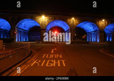 Viadotto ferroviario, Kilmarnock, Ayrshire, Scozia, Regno Unito. 18 marzo 2021 il viadotto ferroviario Kilmarnock illuminato, conosciuto localmente come Viadotto, è un viadotto ferroviario che attraversa il centro della città di Kilmarnock, ed è stato costruito tra il 1843 e il 1850. Il ponte inizia alla stazione ferroviaria di Kilmarnock e conduce a destinazioni in Inghilterra. E' una caratteristica distintiva del centro cittadino con 23 archi in muratura e definisce il confine settentrionale del centro cittadino. Fu costruito nel 1840 per consentire alla linea Glasgow – Kilmarnock di continuare verso Carlisle Foto Stock