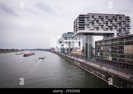 La Crane House nel porto di Rheinau, architetto Hadi Teherani, fiume Reno, Colonia, Germania. Die drei Kranhaeuser im Rheinauhafen, Architekt Hadi Foto Stock