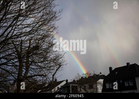 arcobaleno sulla città di Wetter sul fiume Ruhr, Nord Reno-Westfalia, Germania. Regenbogen ueber Wetter an der Ruhr, Nordrhein-Westfalen, Deutsch Foto Stock