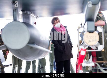 Rostock Laage, Germania. 29 marzo 2021. Annegret Kramp-Karrenbauer (CDU), ministro federale della difesa, esamina un aereo da combattimento "Eurofighter" durante una visita allo Squadron dell'aeronautica tattica 73 "Teinhoff". Credit: Daniel Bockwoldt/dpa/Alamy Live News Foto Stock