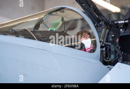 Rostock Laage, Germania. 29 marzo 2021. Annegret Kramp-Karrenbauer (CDU), ministro federale della difesa, siede in un aereo da combattimento 'Eurofighter' durante una visita allo Squadron dell'aeronautica tattica 73 'Steinhoff'. Credit: Daniel Bockwoldt/dpa/Alamy Live News Foto Stock