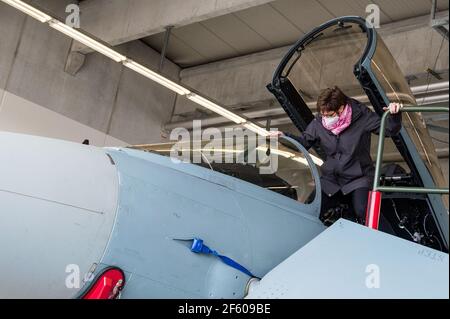 Rostock Laage, Germania. 29 marzo 2021. Annegret Kramp-Karrenbauer (CDU), ministro federale della difesa, si arrampica su un aereo da combattimento "Eurofighter" durante una visita allo Squadron dell'aeronautica tattica 73 "Teinhoff". Credit: Daniel Bockwoldt/dpa/Alamy Live News Foto Stock