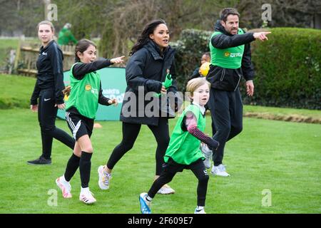 SOLO PER USO EDITORIALE (da sinistra a destra) Alex Scott e Jamie Redknapp si uniscono ai bambini del Bushy Park Sports Club, Londra, per lanciare il programma McDonaldÕs Fun Football, che quest'anno fornirà oltre 1 milione di ore di calcio gratuito ai 5-10 anni. Data immagine: Lunedì 29 marzo 2021. Foto Stock