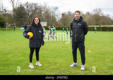 SOLO PER USO EDITORIALE (da sinistra a destra) Alex Scott e Jamie Redknapp si uniscono ai bambini del Bushy Park Sports Club, Londra, per lanciare il programma McDonaldÕs Fun Football, che quest'anno fornirà oltre 1 milione di ore di calcio gratuito ai 5-10 anni. Data immagine: Lunedì 29 marzo 2021. Foto Stock