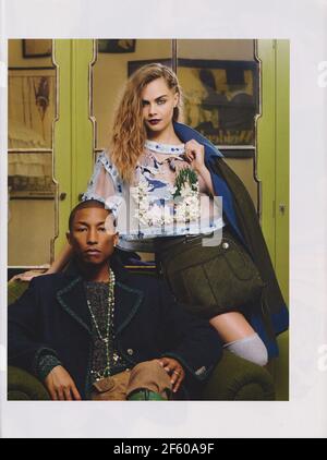 Poster pubblicitari CHANEL con Pharrell Williams e Cara Delevingne in rivista cartacea dal 2015, pubblicità, pubblicità creativa CHANEL 2010s pubblicità Foto Stock