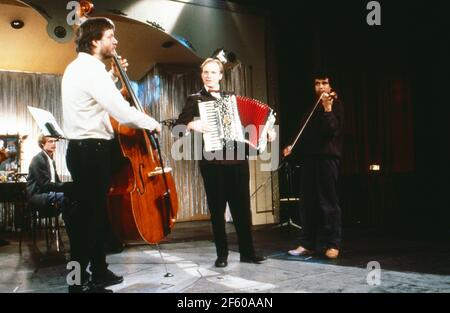 In meinem Herzen, Schatz... aka Stadtmusik, Dokumentarfilm, Deutschland 1989, Darsteller: Ulrich Tukur spielt Akkordeon Foto Stock