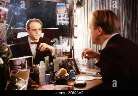 In meinem Herzen, Schatz... aka Stadtmusik, Dokumentarfilm, Deutschland 1989, Darsteller: Ulrich Tukur vor dem Spiegel in der Garderobe Foto Stock