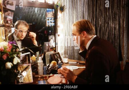 In meinem Herzen, Schatz... aka Stadtmusik, Dokumentarfilm, Deutschland 1989, Darsteller: Ulrich Tukur vor dem Spiegel in der Garderobe Foto Stock