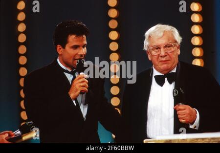 Moderatore Karsten Speck mit Sir Peter Ustinov bei der Verleihung des Fernsehpreises 'Goldene Europa' in Saarbrücken, Deutschland 1992. Foto Stock