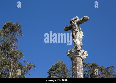 Antica croce di pietra scolpita chiamata Cruceiro. Galizia, Spagna. Angolo basso. Spazio di copia Foto Stock