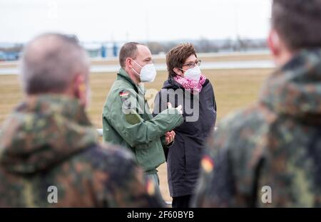 Rostock Laage, Germania. 29 marzo 2021. Annegert Kramp-Karrenbauer (CDU, r), Ministro federale della difesa, apprende sul sito di Joachim Kaschke (l), Colonel e Squadron Commodore con la Bundeswehr, durante una visita alla Tactical Air Wing 73 'Teinhoff'. Credit: Daniel Bockwoldt/dpa/Alamy Live News Foto Stock