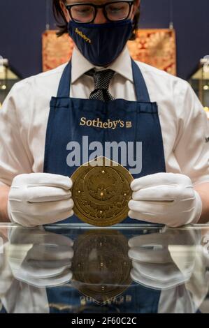 Londra, Regno Unito. 29 marzo 2021. Un membro dello staff presenta 'un Astrolabe unico del XIV secolo, l'unica versione conosciuta creata da un artista musulmano in una città governata dai cristiani' (est. £600,000-800,000). Anteprima della prossima vendita Arts of the Islamic World & India, in cui oggetti storici, dipinti e manoscritti degli ultimi 1,000 anni saranno messi all'asta il 31 marzo presso le gallerie New Bond Street di Sotheby. Credit: Stephen Chung / Alamy Live News Foto Stock