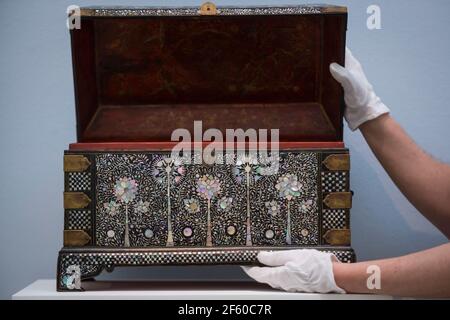 Londra, Regno Unito. 29 marzo 2021. Un membro dello staff presenta 'un eccezionale casket madreperla' (est. £250,000-350,000). Anteprima della prossima vendita Arts of the Islamic World & India, in cui oggetti storici, dipinti e manoscritti degli ultimi 1,000 anni saranno messi all'asta il 31 marzo presso le gallerie New Bond Street di Sotheby. Credit: Stephen Chung / Alamy Live News Foto Stock