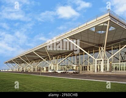 Archivio storico degli anni '90 visione dei nuovi trasporti pubblici sotto utilizzati Costruzione di infrastrutture presso il terminal passeggeri dell'aeroporto internazionale Stansted di Londra con gli anni '90 cadono fuori strada e l'erba verga quasi deserta appena dopo il completamento in un modo di archiviazione 1991 eravamo immagine In Essex Inghilterra Regno Unito Foto Stock