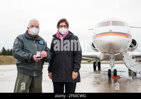 Rostock Laage, Germania. 29 marzo 2021. Dirk Kahle (l), sergente del personale e meccanico di manutenzione con la Bundeswehr, riceve una medaglia da Annegert Kramp-Kartenbauer (CDU), Ministro federale della difesa, il penultimo giorno prima del suo pensionamento durante la sua visita alla Tactical Air Wing 73 'Teinhoff' per ringraziarlo per i suoi molti anni di servizio. Credit: Daniel Bockwoldt/dpa/Alamy Live News Foto Stock