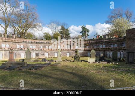 Catacombe a più livelli presso il Wastone Lane Cemetery, noto anche come Brookfields Cemetery, nel quartiere dei gioielli di Birmingham, Hockley Foto Stock