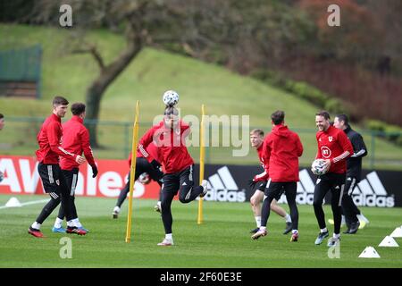 Cardiff, Regno Unito. 29 marzo 2021. Gareth Bale del Galles in azione durante la sessione di allenamento della squadra di calcio del Galles al vale Resort, Hensol, vicino Cardiff, lunedì 29 marzo 2021. La squadra si sta preparando per la prossima partita, un qualificatore della Coppa del mondo FIFA contro la Repubblica Ceca domani. Questa immagine può essere utilizzata solo per scopi editoriali. Solo per uso editoriale, foto di Andrew Orchard/Andrew Orchard sports photography/Alamy Live news Credit: Andrew Orchard sports photography/Alamy Live News Foto Stock