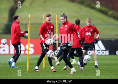 Cardiff, Regno Unito. 29 marzo 2021. Gareth Bale del Galles in azione durante la sessione di allenamento della squadra di calcio del Galles al vale Resort, Hensol, vicino Cardiff, lunedì 29 marzo 2021. La squadra si sta preparando per la prossima partita, un qualificatore della Coppa del mondo FIFA contro la Repubblica Ceca domani. Questa immagine può essere utilizzata solo per scopi editoriali. Solo per uso editoriale, foto di Andrew Orchard/Andrew Orchard sports photography/Alamy Live news Credit: Andrew Orchard sports photography/Alamy Live News Foto Stock