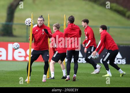 Cardiff, Regno Unito. 29 marzo 2021. Gareth Bale del Galles in azione durante la sessione di allenamento della squadra di calcio del Galles al vale Resort, Hensol, vicino Cardiff, lunedì 29 marzo 2021. La squadra si sta preparando per la prossima partita, un qualificatore della Coppa del mondo FIFA contro la Repubblica Ceca domani. Questa immagine può essere utilizzata solo per scopi editoriali. Solo per uso editoriale, foto di Andrew Orchard/Andrew Orchard sports photography/Alamy Live news Credit: Andrew Orchard sports photography/Alamy Live News Foto Stock