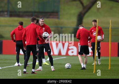 Cardiff, Regno Unito. 29 marzo 2021. Gareth Bale del Galles in azione durante la sessione di allenamento della squadra di calcio del Galles al vale Resort, Hensol, vicino Cardiff, lunedì 29 marzo 2021. La squadra si sta preparando per la prossima partita, un qualificatore della Coppa del mondo FIFA contro la Repubblica Ceca domani. Questa immagine può essere utilizzata solo per scopi editoriali. Solo per uso editoriale, foto di Andrew Orchard/Andrew Orchard sports photography/Alamy Live news Credit: Andrew Orchard sports photography/Alamy Live News Foto Stock