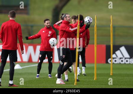 Cardiff, Regno Unito. 29 marzo 2021. Gareth Bale del Galles in azione durante la sessione di allenamento della squadra di calcio del Galles al vale Resort, Hensol, vicino Cardiff, lunedì 29 marzo 2021. La squadra si sta preparando per la prossima partita, un qualificatore della Coppa del mondo FIFA contro la Repubblica Ceca domani. Questa immagine può essere utilizzata solo per scopi editoriali. Solo per uso editoriale, foto di Andrew Orchard/Andrew Orchard sports photography/Alamy Live news Credit: Andrew Orchard sports photography/Alamy Live News Foto Stock