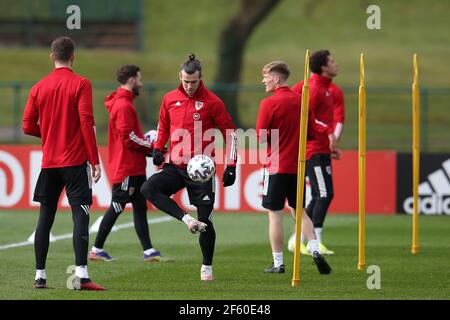 Cardiff, Regno Unito. 29 marzo 2021. Gareth Bale del Galles in azione durante la sessione di allenamento della squadra di calcio del Galles al vale Resort, Hensol, vicino Cardiff, lunedì 29 marzo 2021. La squadra si sta preparando per la prossima partita, un qualificatore della Coppa del mondo FIFA contro la Repubblica Ceca domani. Questa immagine può essere utilizzata solo per scopi editoriali. Solo per uso editoriale, foto di Andrew Orchard/Andrew Orchard sports photography/Alamy Live news Credit: Andrew Orchard sports photography/Alamy Live News Foto Stock