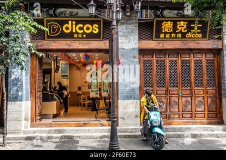 Dali China , 5 ottobre 2020 : Dicos Restaurant front view una catena cinese di fast-food a Dali Yunnan Cina Foto Stock