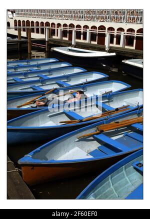 Gloriosa estate...... Prendere il sole mentre aspettano i clienti James Maudin a Henley sul Tamigi.pic David Sandison 27/5/2005 Foto Stock