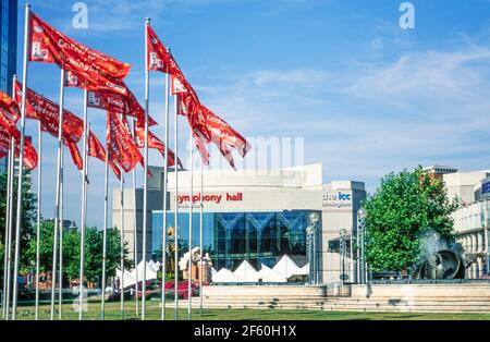 1999 Birmingham UK - Red Flags di fronte alla Birmingham Symphony Hall e all'ICC Birmingham . La scultura della fontana Spirit of Enterprise si trova sul lato destro di Centenary Square Birmingham, West Midlands, Inghilterra, Regno Unito, GB, Europa. La statua è ora in deposito dopo la riqualificazione di Piazza Centenario e la costruzione della Nuova Biblioteca. Birmingham Centenary Square, Birmingham, West Midlands, Regno Unito, GB, Europa Foto Stock