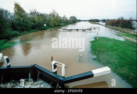 2000 Sawley - inondazioni causate da precipitazioni prolungate nell'ottobre e nel novembre 2000. Oltre l'Harrington Bridge a Sawley, sia il cantiere di mattoni di Marshalls che la casa pubblica di Plank e Leggit hanno perso affari mentre la strada era chiusa a causa di gravi inondazioni. Le porte di blocco qui sul fiume Trent presso la marina di Sawley sono state sopraffatte dalle acque alluvionali. La B6540 Tamworth Road è stata chiusa al traffico a questo punto. Sawley marina, Sawley, Derbyshire, Inghilterra, Regno Unito, GB, Europa Foto Stock