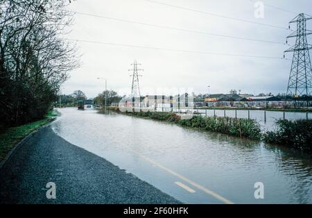 2000 Sawley - inondazioni causate da precipitazioni prolungate nell'ottobre e nel novembre 2000. Oltre l'Harrington Bridge a Sawley, sia il cantiere di mattoni di Marshalls che la casa pubblica di Plank e Leggit hanno perso affari mentre la strada era chiusa a causa di gravi inondazioni. Tamworth Road, la B6540 è stata inondata in entrambe le direzioni sul fiume Trent. I veicoli in panne possono essere visti bloccati dopo aver provato ad entrare attraverso l'acqua di inondazione. Sawley Marina, Sawley, Derbyshire, Inghilterra, Regno Unito, GB, Europa Foto Stock