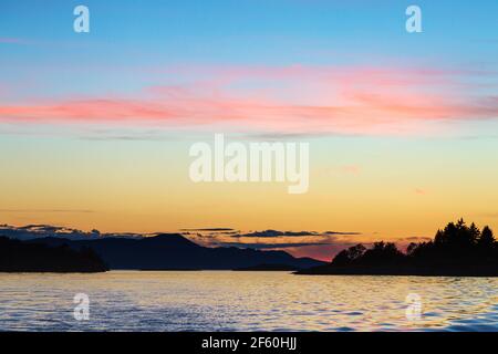 Tramonto sulle Isole copeland da una barca da Lund Sullo stretto della Georgia Foto Stock