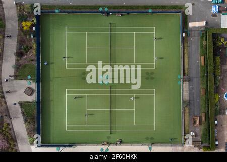 Birmingham, West Midlands, Regno Unito. 29 marzo 2021. L'Edgbaston Priory Club di Birmingham ha riaperto per attività all'aperto, tra cui tennis e nuoto nella piscina all'aperto, in quanto sono state revocate varie restrizioni per il blocco del coronavirus il "felice lunedì". È stata introdotta anche la regola del 6, il che significa che più persone possono riunirsi insieme fuori. Fig. Per credito: Interrompi stampa Media/Alamy Live News Foto Stock