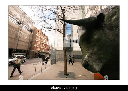 Una scultura di un minotauro a Covent Garden a Londra 8 aprile 2008. La scoperta della scultura è in coincidenza con l'ultima opera di Harrison Birtwistle, "The Minotaur". Fotografia di David Sandison the Independent Foto Stock