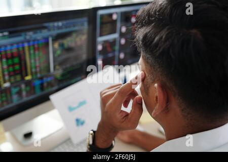 Grafico di analisi del trader di pensive e di pensare che azione comprare quando il mercato è aperto Foto Stock