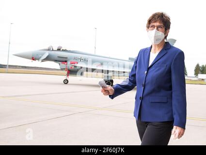 Rostock Laage, Germania. 29 marzo 2021. Annegret Kramp-Karrenbauer (CDU), ministro federale della difesa, passa accanto a un aereo da combattimento "Eurofighter" durante una visita allo Squadron dell'aeronautica tattica 73 "Teinhoff". Credit: Daniel Bockwoldt/dpa/Alamy Live News Foto Stock