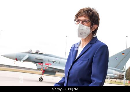 Rostock Laage, Germania. 29 marzo 2021. Annegret Kramp-Karrenbauer (CDU), ministro federale della difesa, passa accanto a un aereo da combattimento "Eurofighter" durante una visita allo Squadron dell'aeronautica tattica 73 "Teinhoff". Credit: Daniel Bockwoldt/dpa/Alamy Live News Foto Stock