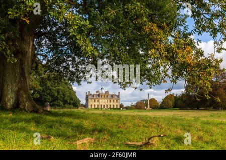Una vista sud della casa di Kingston Lacy e Obelisco Egiziano attraverso rami di quercia, Dorset, Inghilterra Foto Stock