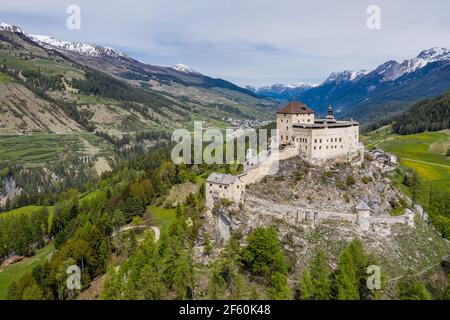 Splendida vista sul castello di Tarasp nel basso Engadin valle nel Cantone Graubunden nelle alpi in Svizzera Foto Stock
