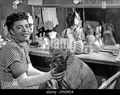 BILLIE HOLIDAY (1915-1959) cantante jazz americano con il suo cane Mister backstage nel 1946. Foto: William Gottlieb Foto Stock