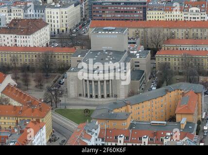 Berlino, Germania. 23 marzo 2021. Vista dalla torre della TV di Alexanderplatz fino al centro della città, con edifici residenziali e commerciali intorno alla Volksbühne. Credit: Soeren Stache/dpa-Zentralbild/ZB/dpa/Alamy Live News Foto Stock