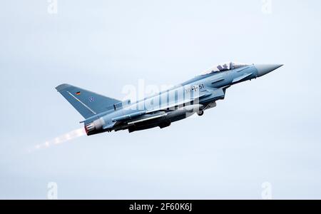 Rostock Laage, Germania. 29 marzo 2021. Un aereo da combattimento "Eurofighter" di Tactical Air Wing 73 "Teinhoff" decora. La formazione per i futuri piloti Eurofighter è concentrata in Laage. Inoltre, nei prossimi anni saranno acquistati 38 nuovi Eurofighter per sostituire gli aeromobili più vecchi. Credit: Daniel Bockwoldt/dpa/Alamy Live News Foto Stock