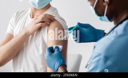 Vaccinazione medica di pazienti influenzali per prevenire la diffusione della malattia in tutte le età Foto Stock