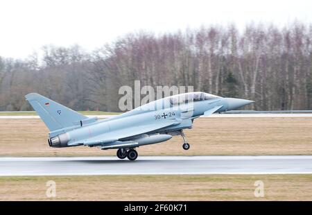 Rostock Laage, Germania. 29 marzo 2021. Un aereo da combattimento "Eurofighter" di Tactical Air Wing 73 "Teinhoff" decora. La formazione per i futuri piloti Eurofighter è concentrata in Laage. Inoltre, nei prossimi anni saranno acquistati 38 nuovi Eurofighter per sostituire gli aeromobili più vecchi. Credit: Daniel Bockwoldt/dpa/Alamy Live News Foto Stock