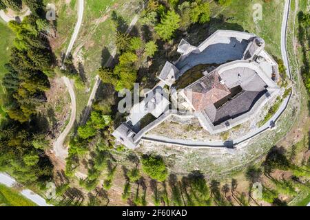 Vista dall'alto del castello di Tarasp in Engadin valle nel Cantone Graubunden nelle alpi in Svizzera Foto Stock