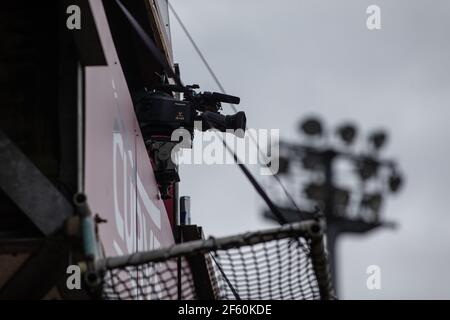 Telecamera sul gantry dello stadio di calcio con proiettore all'interno sfondo Foto Stock